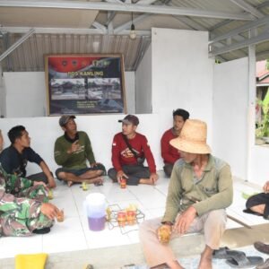 Poskamling Jadi Tempat Istirahat Satgas TMMD dan Warga Haruyan