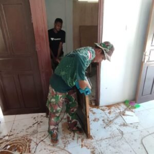 TMMD Ke-124 : Wujudkan Impian Masyarakat, Perehaban RTLH Tahap Pasang Pintu