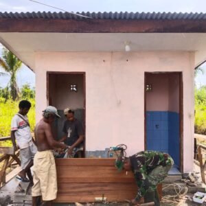 Satgas TMMD 124 Fokus Pada Pemasangan Pintu MCK Satgas TMMD 124 Fokus Pada Pemasangan Pintu MCK
