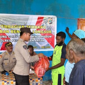 Polres Pegunungan Arfak Menyalurkan Bantuan Sosial Berupa Sembako Kepada Keluarga Korban Bencana Alam Tanah Longso