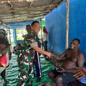 Bentuk Kepedulian, Dansatgas TMMD 124 Kodim 1710/Mimika Berikan Bantuan di Acara Adat 7 Hari Salah Satu Warga Yang Sedang Berduka Bentuk Kepedulian, Dansatgas TMMD 124 Kodim 1710/Mimika Berikan Bantuan di Acara Adat 7 Hari Salah Satu Warga Yang Sedang Berduka