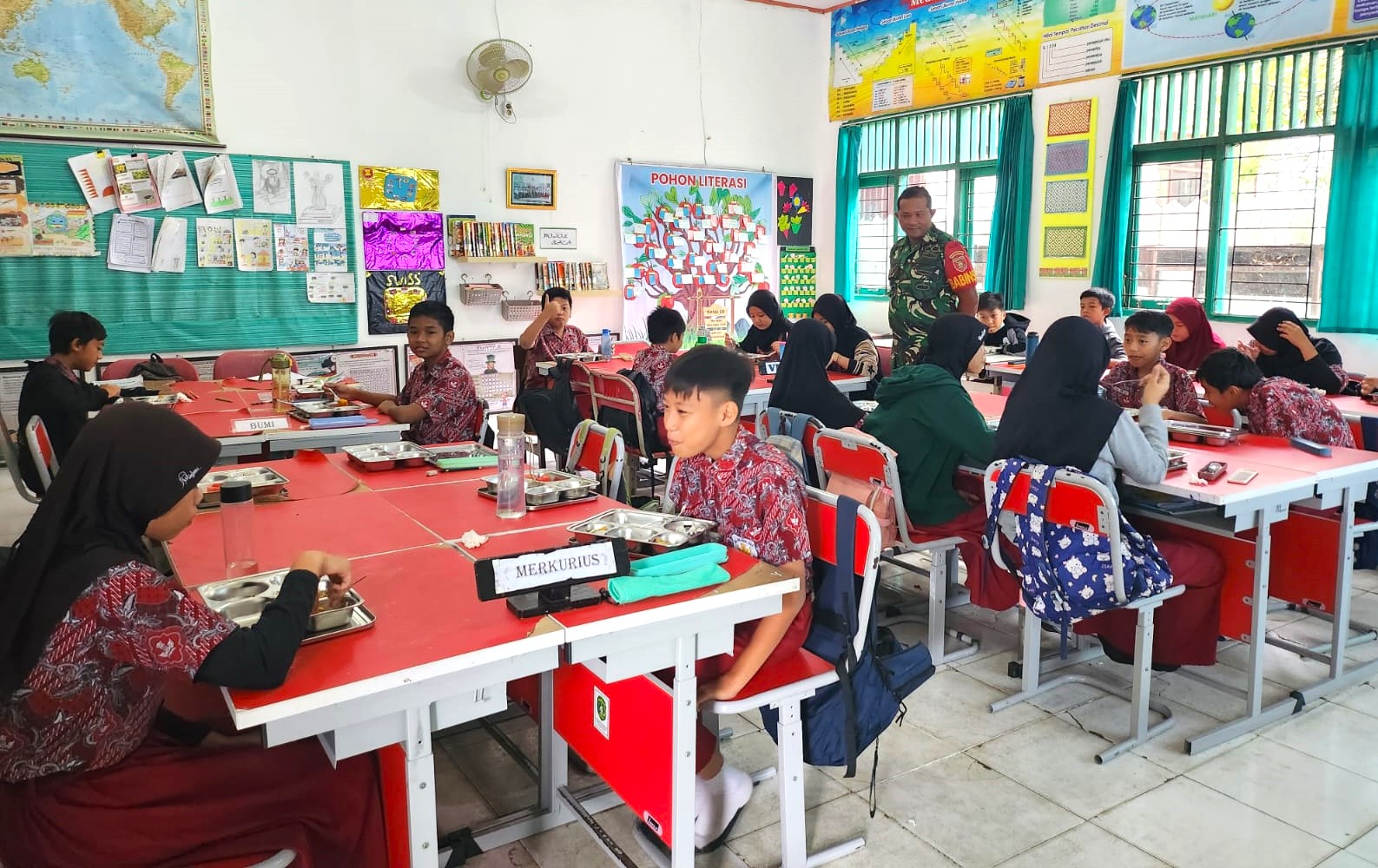 Wujudkan Generasi Sehat Babinsa Lakukan Pendampingan Program Makan Bergizi Gratis