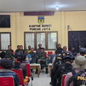 Dansatgas Yonif 715/Motuliato Monitoring Mediasi Konflik Antar Pendukung Paslon Bupati di Puncak Jaya Dansatgas Yonif 715/Motuliato Monitoring Mediasi Konflik Antar Pendukung Paslon Bupati di Puncak Jaya