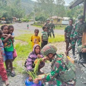 Peduli Perekonomian Masyarakat, Satgas Yonif 715/Mtl Borong Hasil Bumi Mama Papua Peduli Perekonomian Masyarakat, Satgas Yonif 715/Mtl Borong Hasil Bumi Mama Papua