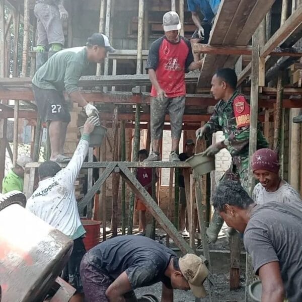 Semangat Gotong Royong, Babinsa Kodim 1505 Tidore Bersama Warga Bangun Rumah