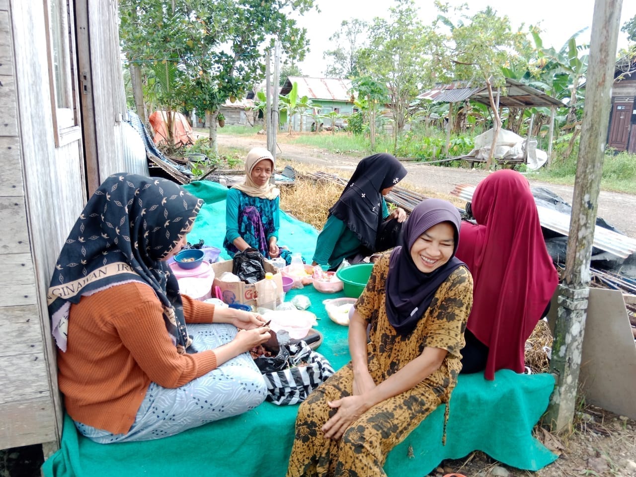 TNI HST dan Warga Kompak Siapkan Makan Siang di Lokasi TMMD