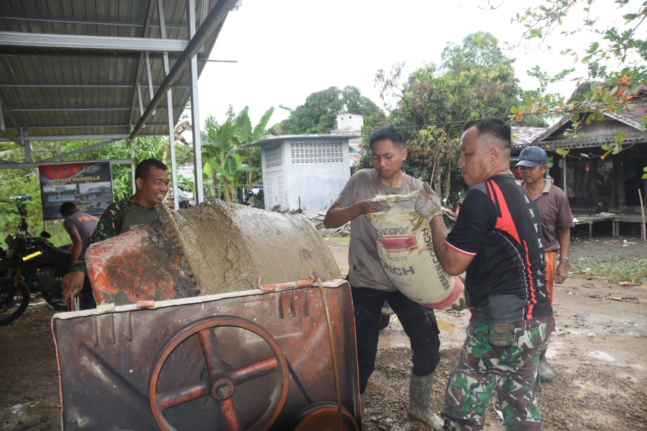 Sinergi TNI-Polri dan Warga Gotong Royong Bangun Langgar TMMD HST