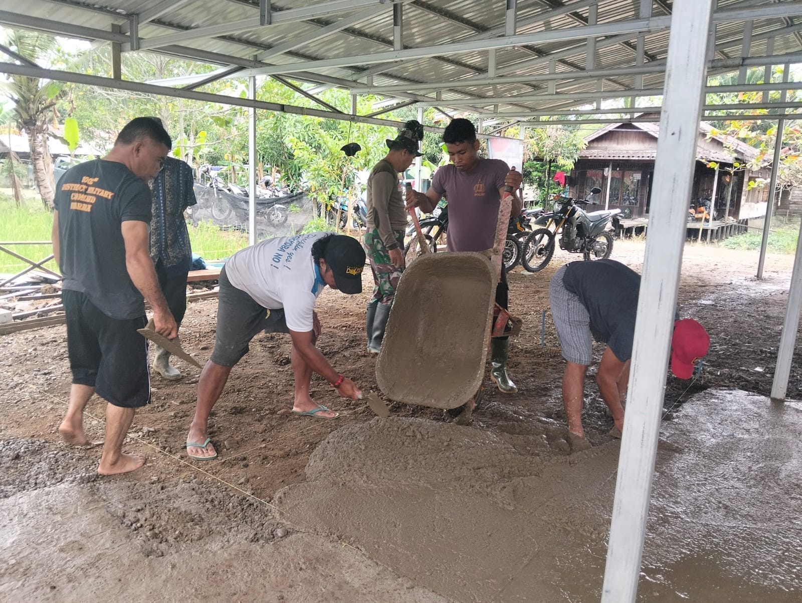 Satgas TMMD Kodim 1002 HST dan Warga Cor Teras Langgar Darussalam