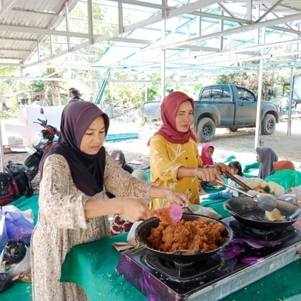 Solidaritas Ibu-Ibu Pengambau, Rutin Suplai Makan Siang Satgas TMMD