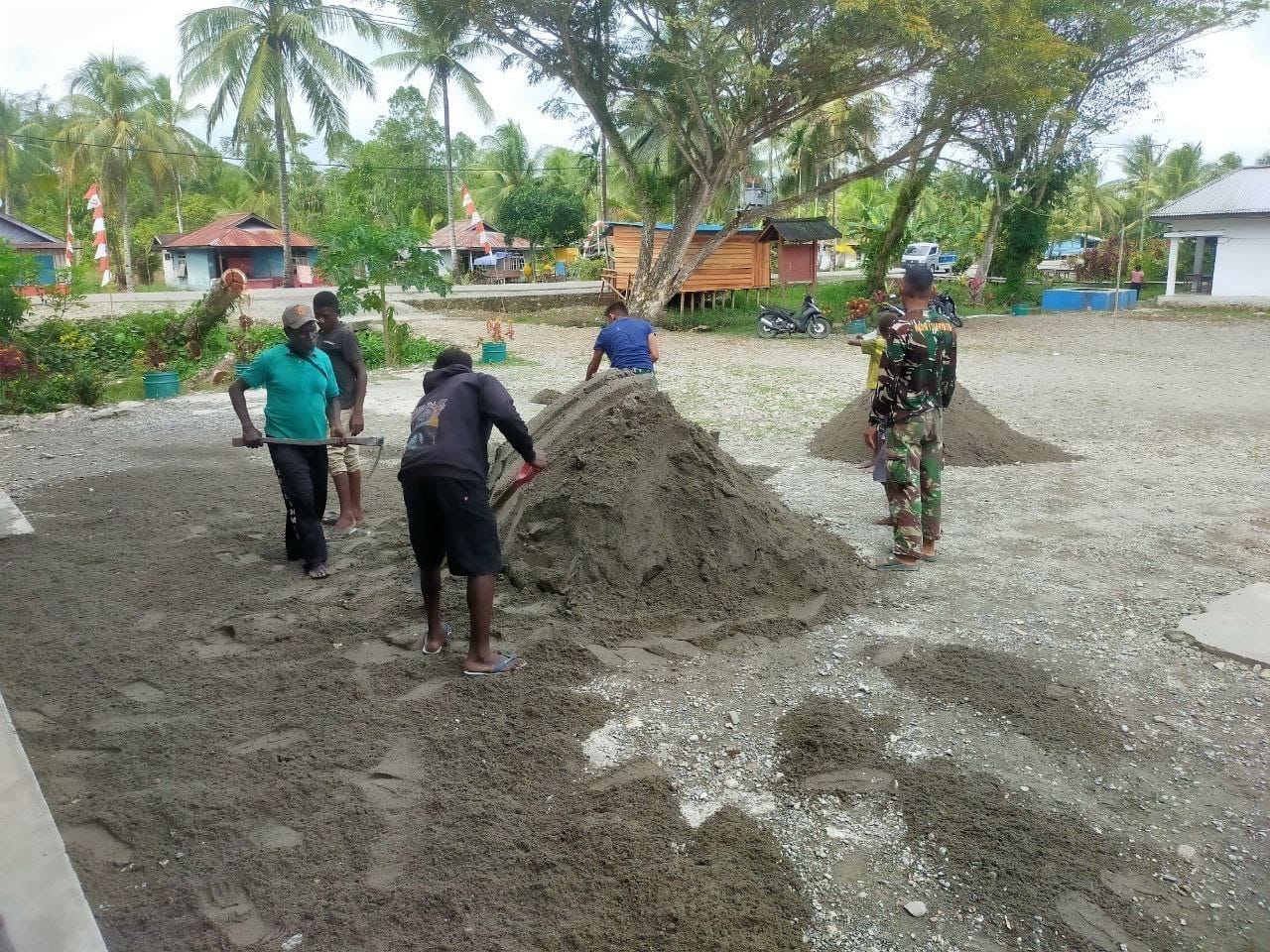 Jelang Penutupan, Personel Satgas TMMD Bersama Warga Gotong Royong Siapkan Lapangan Untuk Kegiatan Bakti Sosial