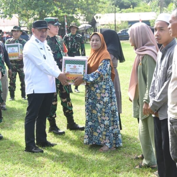 Danrem 101 dan Bupati HST Bagikan 50 Sembako untuk Warga Haruyan