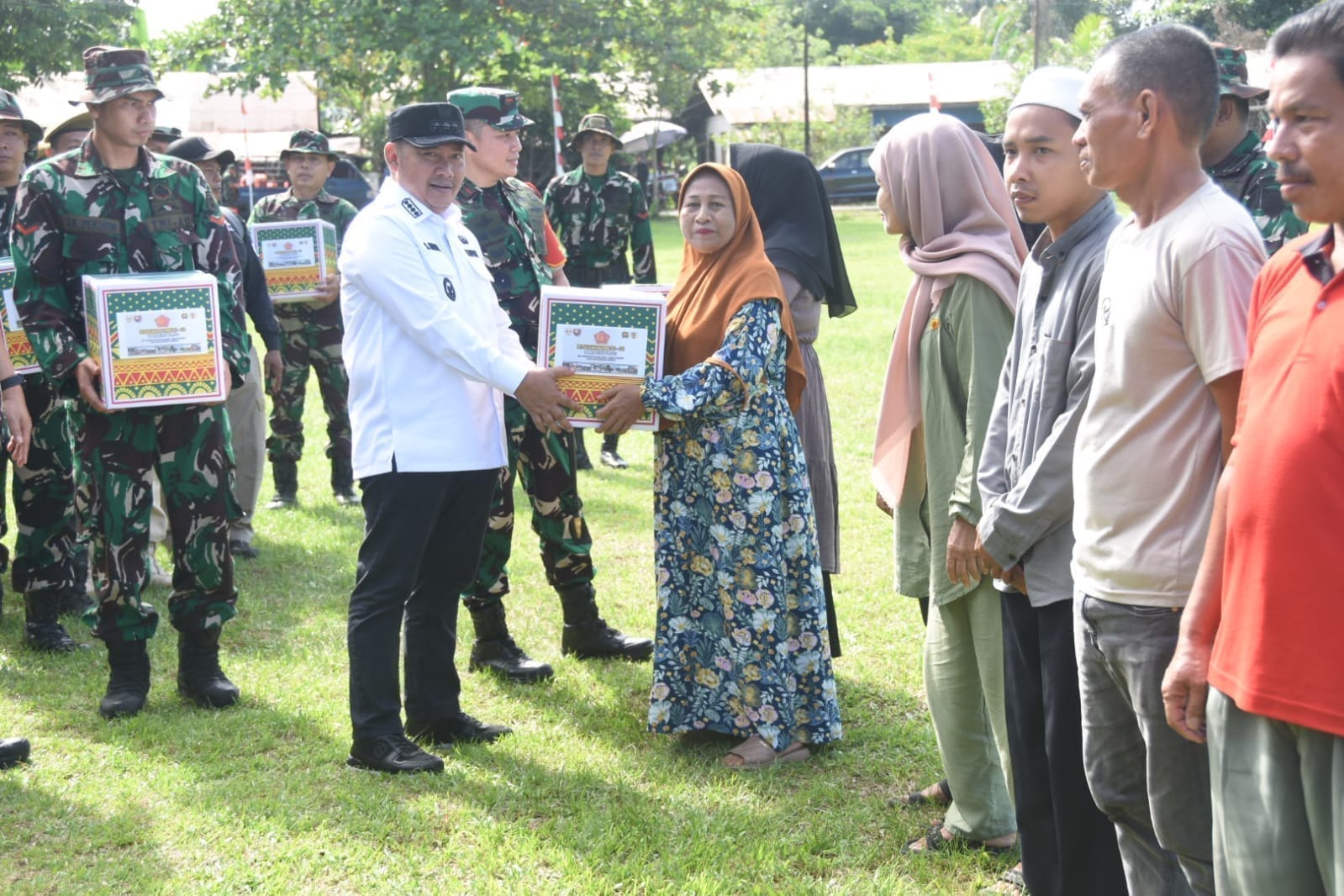 Danrem 101 dan Bupati HST Bagikan 50 Sembako untuk Warga Haruyan