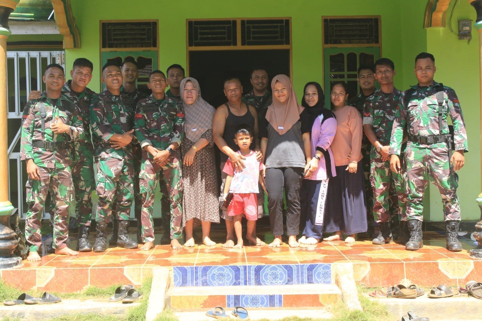 Tangis Warga Iringi Kepulangan Satgas TMMD 124 di Gunung Melati