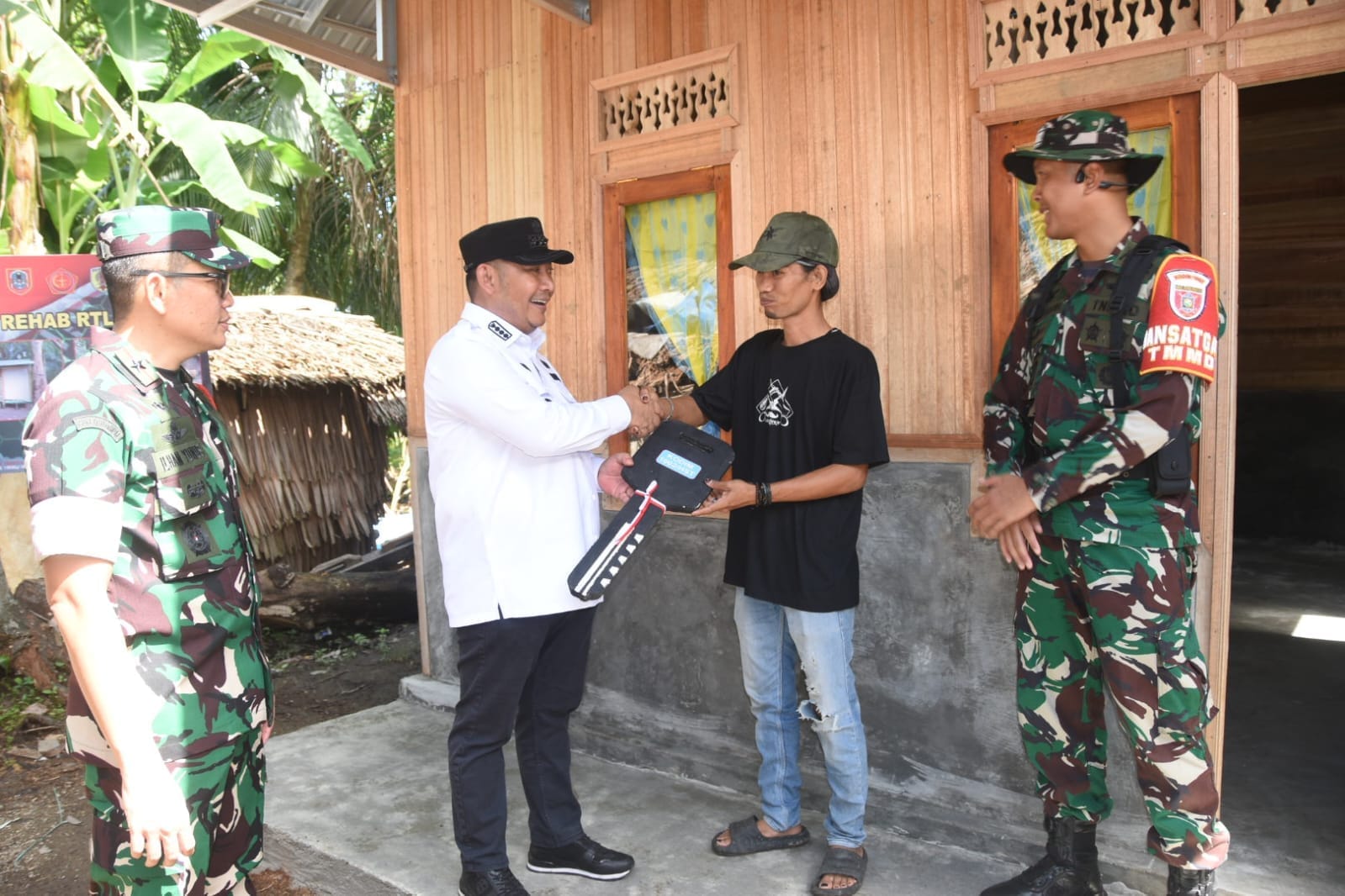TMMD Kodim 1002/HST Bedah Rumah Warga, Ardiansyah Terharu