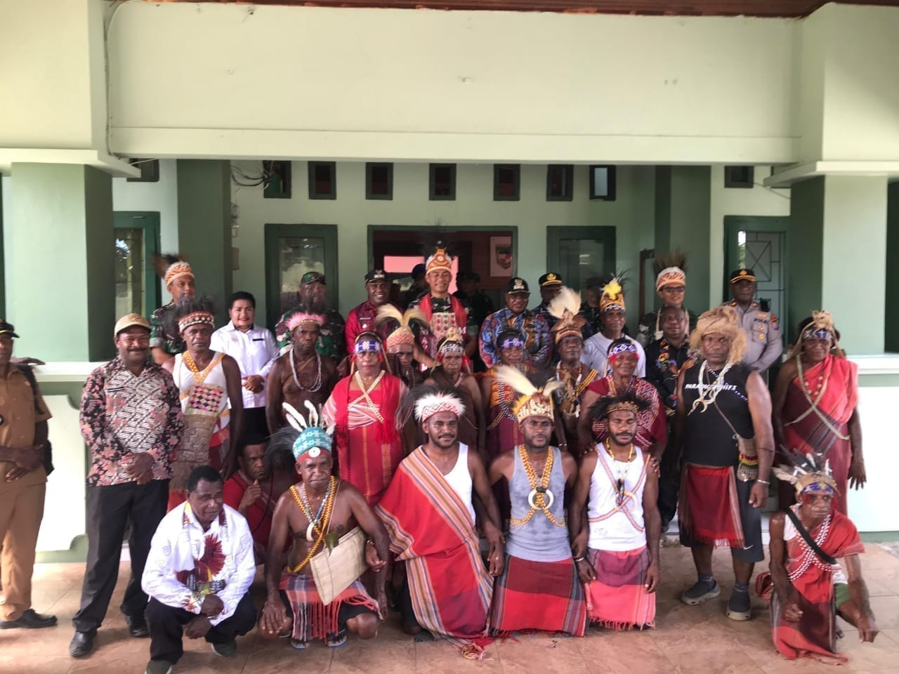 Pangdam XVIII/Kasuari Tegaskan Komitmen TNI untuk Keamanan dan Pembangunan Maybrat Pangdam XVIII/Kasuari Tegaskan Komitmen TNI untuk Keamanan dan Pembangunan Maybrat