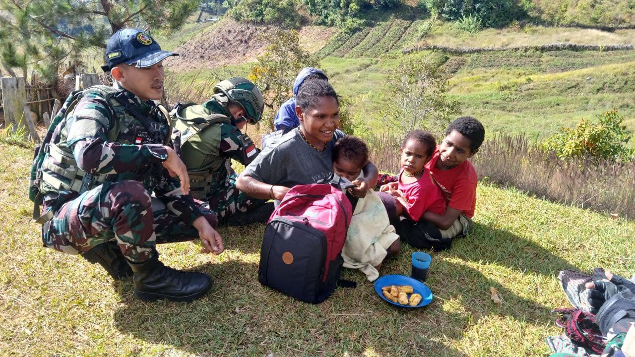 Satgas Yonif 521/DY Mengenal Lebih Dekat Dengan Masyarakat di Distrik Napua