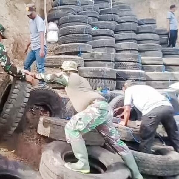 Rawan Bencana, Babinsa Koramil Padangan Bojonegoro dan Warga Pasang Tanggul Penahan Longsor