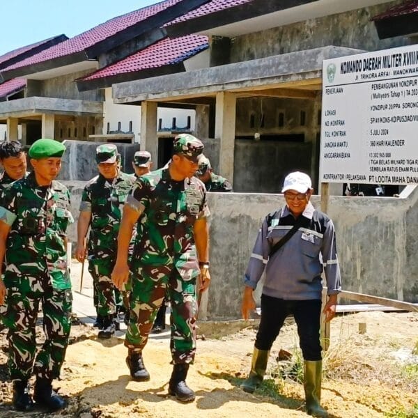 Pangdam XVIII/Kasuari Tinjau Pembangunan Perumahan Prajurit dan TK Kartika Jaya XXII-6 di Yonzipur 20/PPA