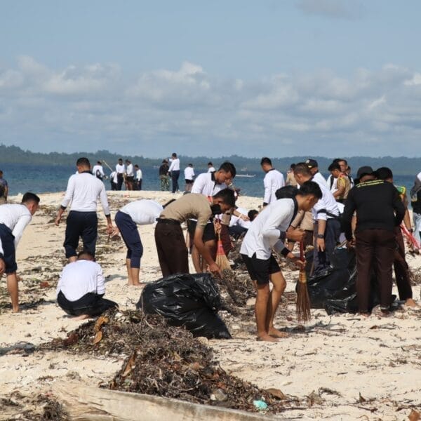 Lantamal XIV Sorong Gagas Aksi Zero Waste Di Pulau Matan, Komitmen Nyata Jaga Lingkungan Bahari