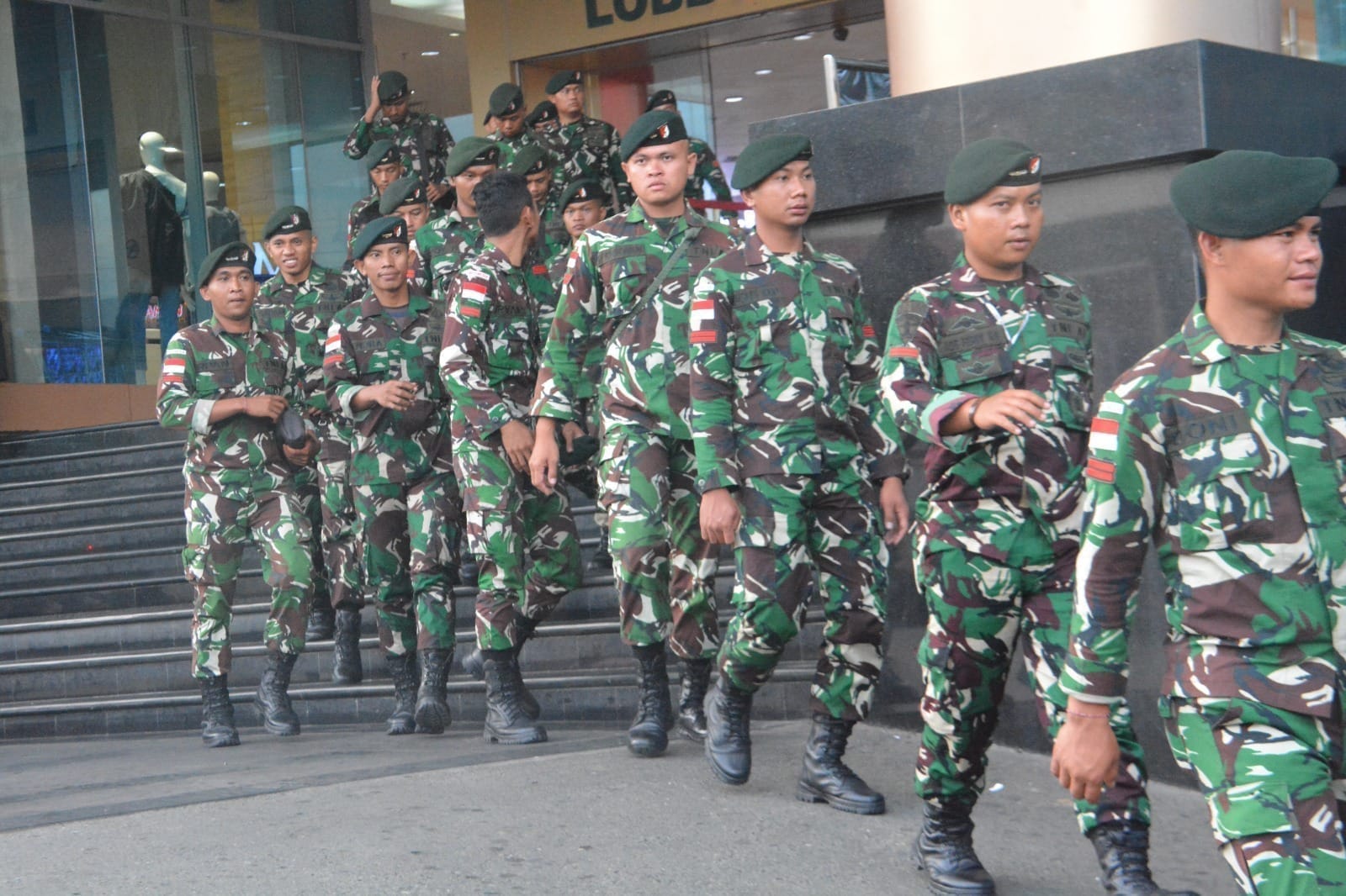 Satgas Yonif 641/Beruang Menyerbu Mall Jayapura