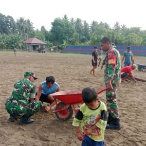 Gotong Royong TNI dan Rakyat, Lapangan Sepak Bola Toseho Disulap Jadi Lebih Hidup Gotong Royong TNI dan Rakyat, Lapangan Sepak Bola Toseho Disulap Jadi Lebih Hidup