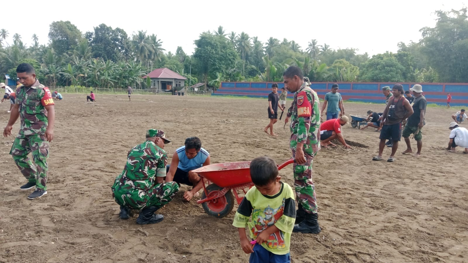 Gotong Royong TNI dan Rakyat, Lapangan Sepak Bola Toseho Disulap Jadi Lebih Hidup Gotong Royong TNI dan Rakyat, Lapangan Sepak Bola Toseho Disulap Jadi Lebih Hidup