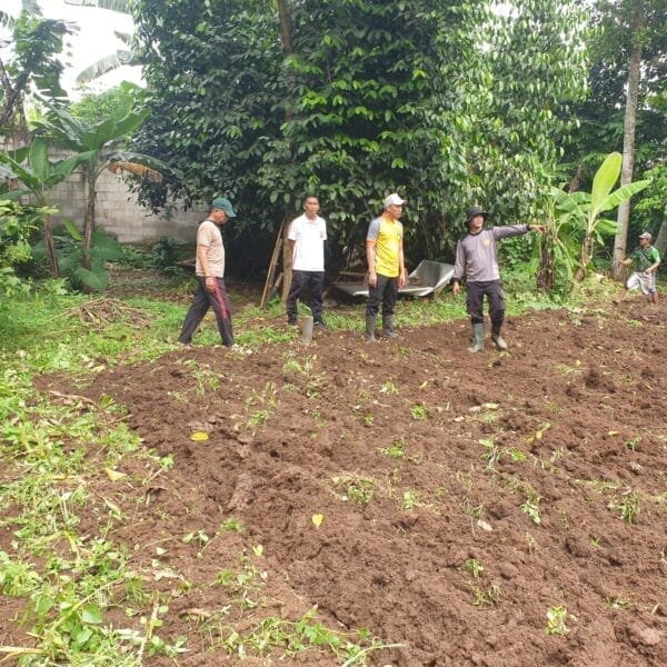 Kapolsek Cikupa AKP Johan Armando Utan, Terjun Langsung Dampingi Penggarapan Lahan Tanam Jagung di Desa Pasir Jaya
