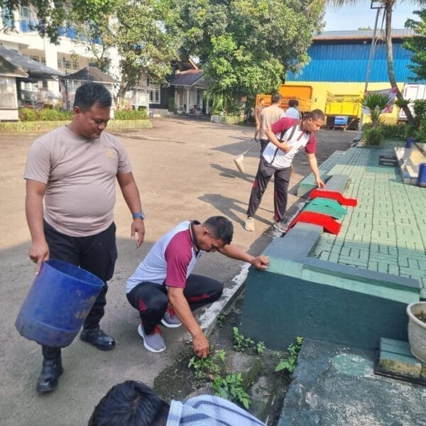 Polsek Cikupa Gelar Bakti Religi di Masjid Lammatul Jannan dalam Rangka HUT Bhayangkara ke-79