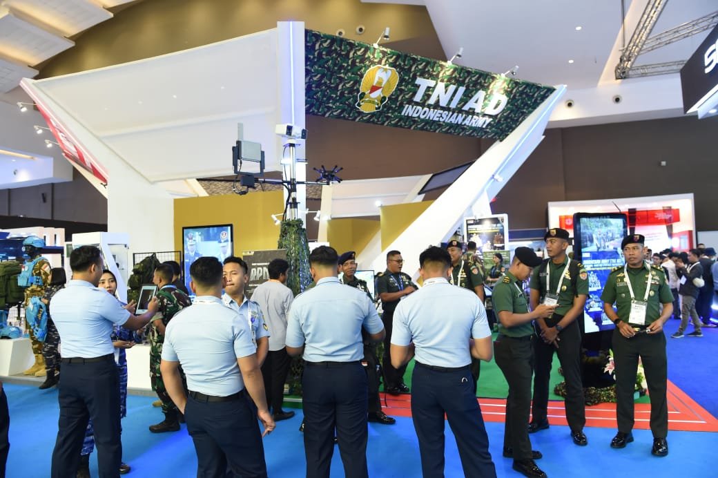 Stand TNI AD Jadi Primadona di Hari Terakhir Indo Defence 2025, Ribuan Pengunjung Serbu Area Pameran