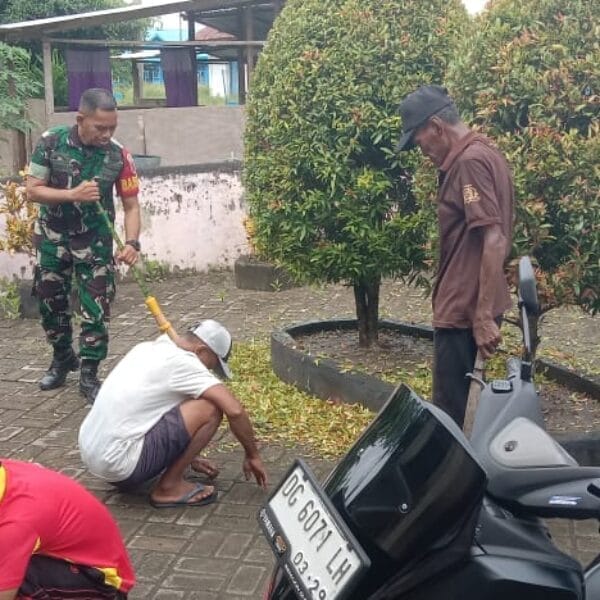 Pererat Kebersamaan, Babinsa dan Warga Gelar Aksi Bersih-Bersih