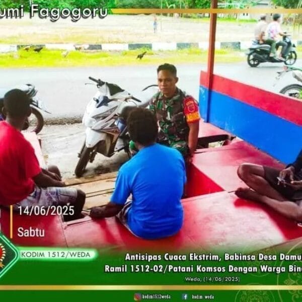 Babinsa Koramil 1512-02/Patani Himbau Masyarakat Waspadai Cuaca Ekstrim di Tengah Aktivitas Komsos