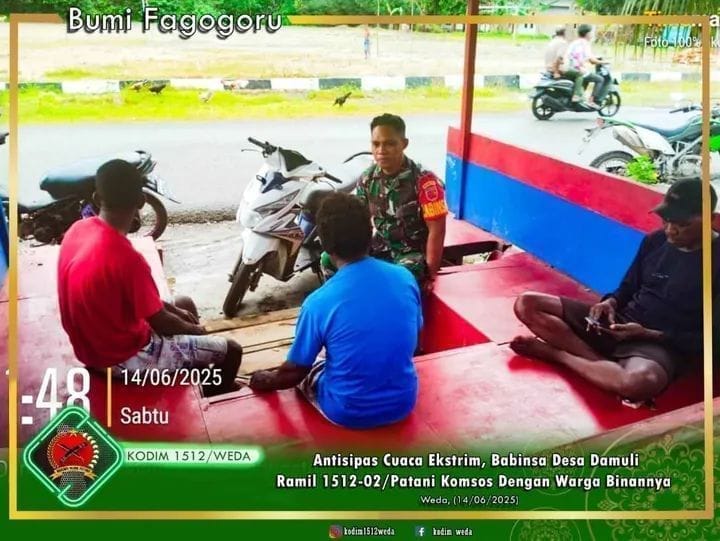 Babinsa Koramil 1512-02/Patani Himbau Masyarakat Waspadai Cuaca Ekstrim di Tengah Aktivitas Komsos