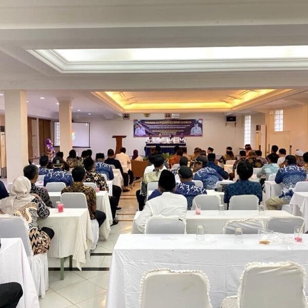 Bhabinkamtibmas Kelurahan Sukamulya Hadiri Pembekalan RW dan RT di Carita Pandeglang