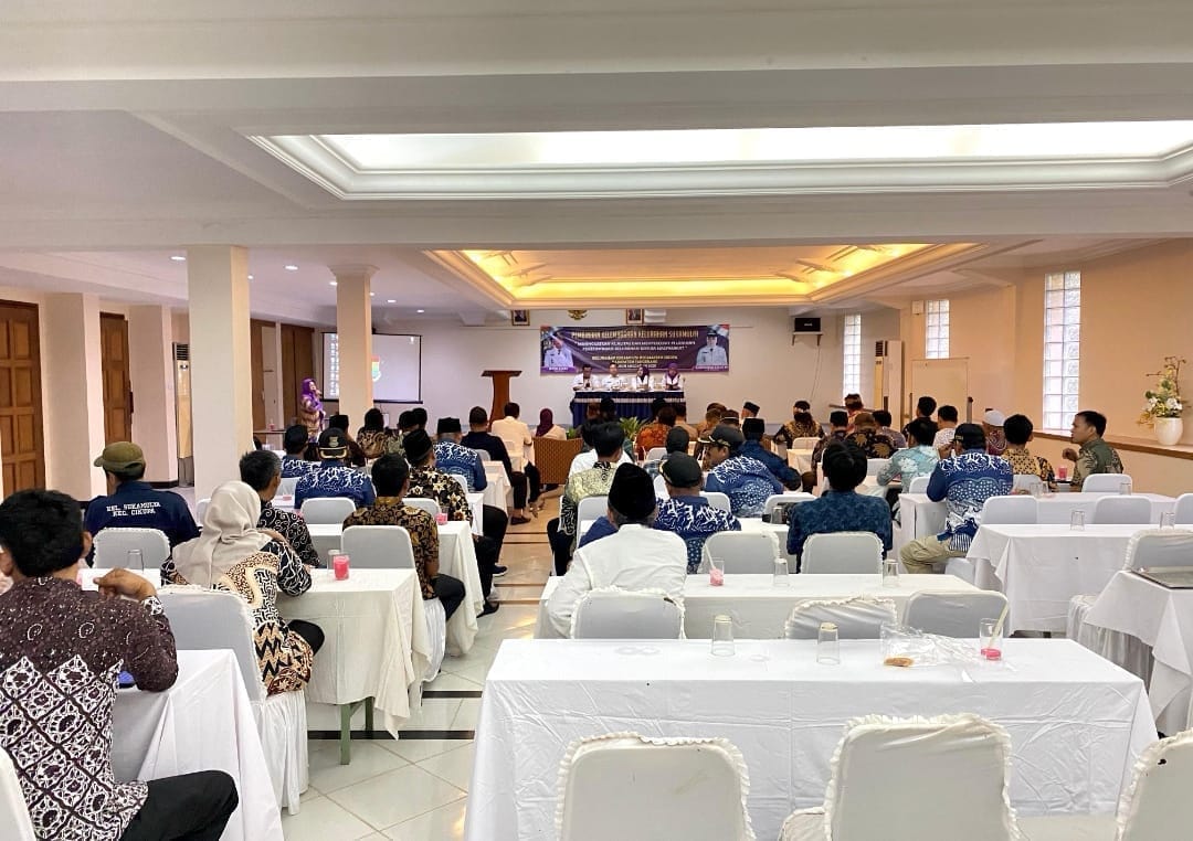 Bhabinkamtibmas Kelurahan Sukamulya Hadiri Pembekalan RW dan RT di Carita Pandeglang