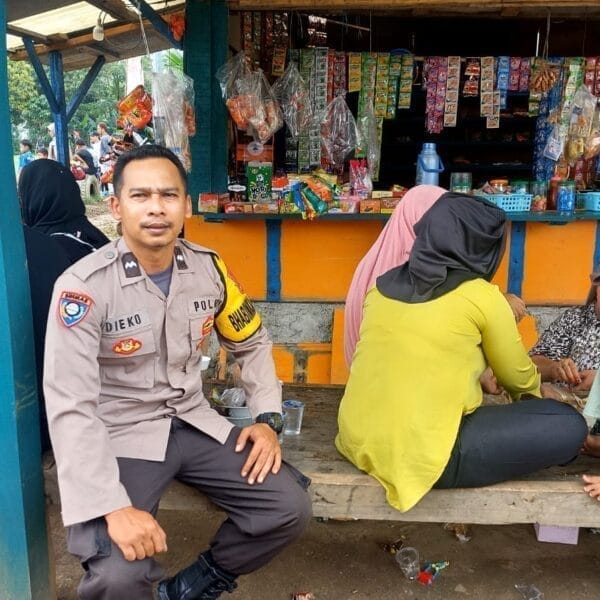 Bhabinkamtibmas Desa Pasir Gadung Sambangi Warung Binaan, Pererat Silaturahmi dan Edukasi Kamtibmas