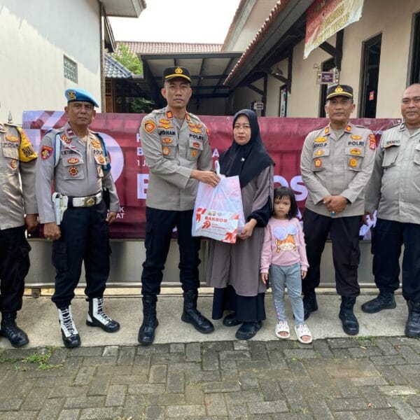Polsek Cikupa Gelar Bhakti Sosial di Desa Talaga, Bagikan 70 Paket Sembako untuk Warga Kurang Mampu