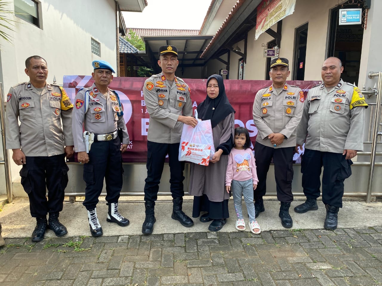 Polsek Cikupa Gelar Bhakti Sosial di Desa Talaga, Bagikan 70 Paket Sembako untuk Warga Kurang Mampu