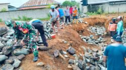 TNI Ada untuk Rakyat: Babinsa Koramil 1505-02 Wasile Bersama Warga Gotong Royong Bangun Pondasi Masjid