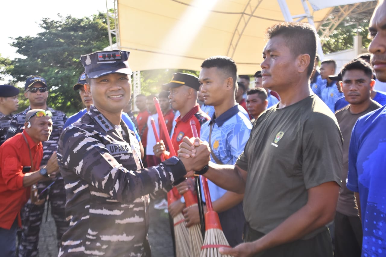 Pantai Eks Lokasi Sail Indonesia Dipenuhi Sampah, Satgas Trisila-25 Gelar Karya Bakti Bersama Masyarakat
