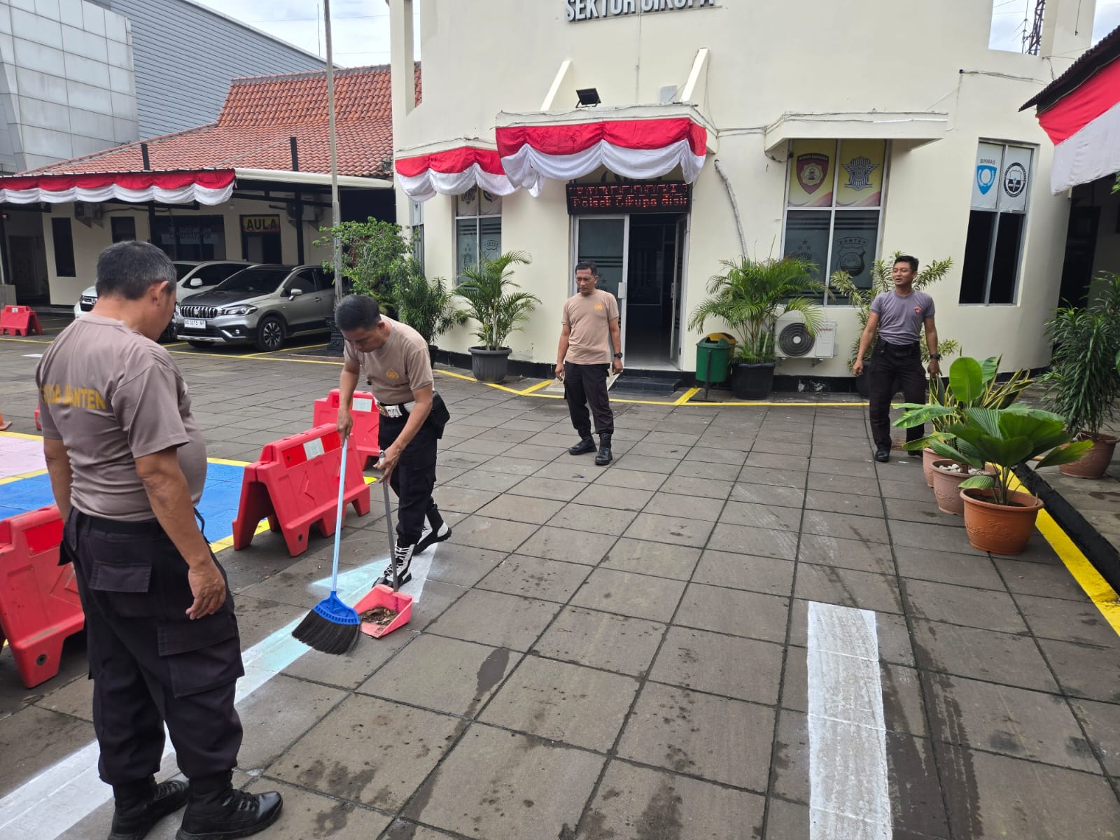 Personil Polsek Cikupa Laksanakan Kerja Bakti, Dipimpin Langsung Kapolsek AKP Johan Armando Utan