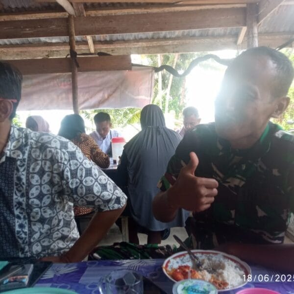 Menjelang masa pindah Tugas di tempat yang baru, inilah bukti Kebersamaan Serda Junaidi sebagai Babinsa Resang Bersama Warga Masyarakat Binaan bya.