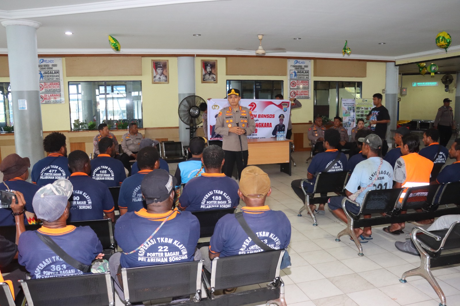HUT Bhayangkara ke 79, Polresta Sorong Kota dan Bhayangkari beri Bansos dan Anjangsana