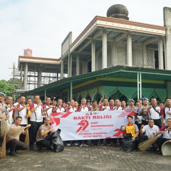 Wakapolresta Tangerang Pimpin Bakti Religi di Masjid Al Barokah Kampung Ciatuy, Desa Sodong