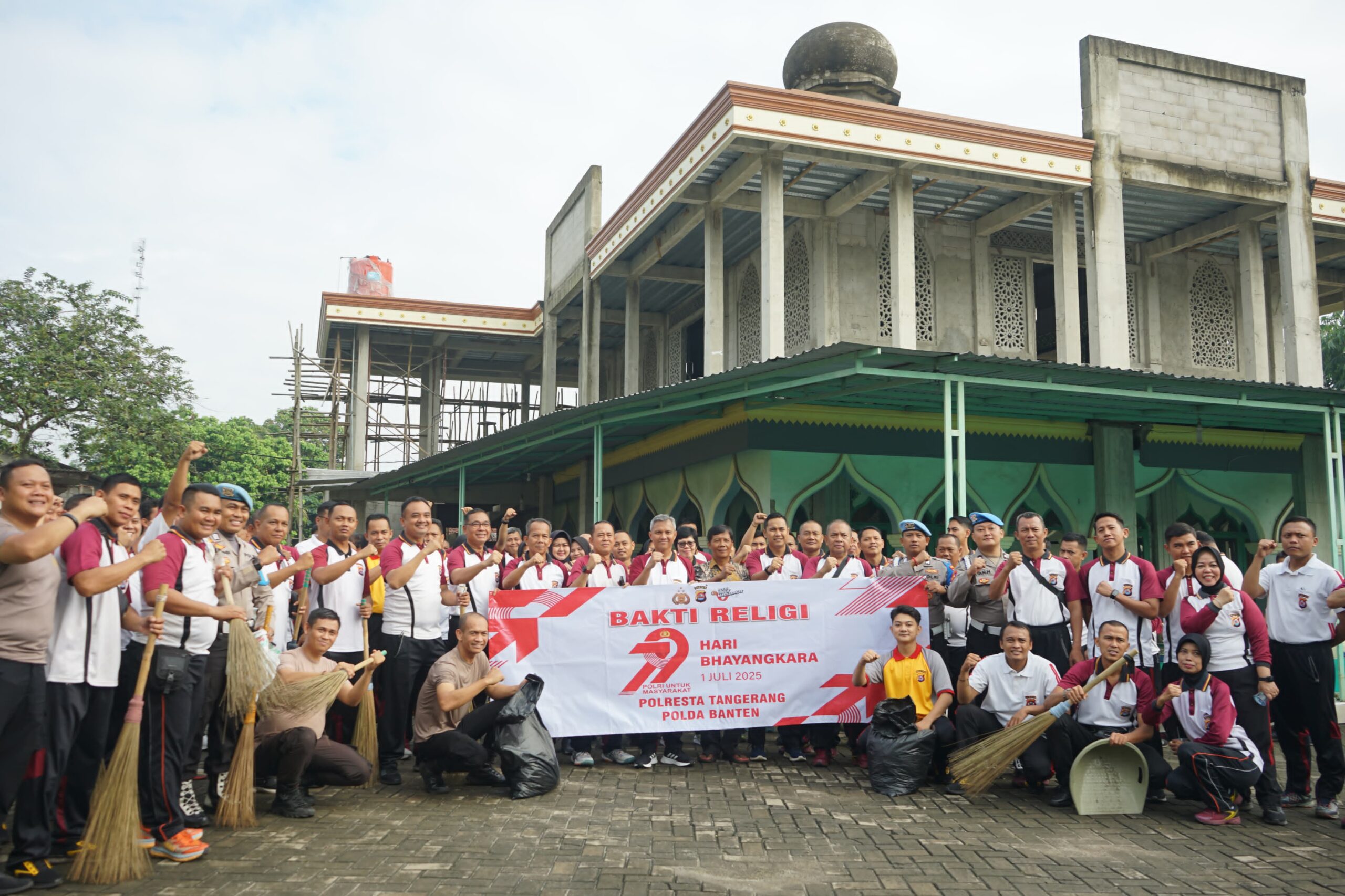 Wakapolresta Tangerang Pimpin Bakti Religi di Masjid Al Barokah Kampung Ciatuy, Desa Sodong