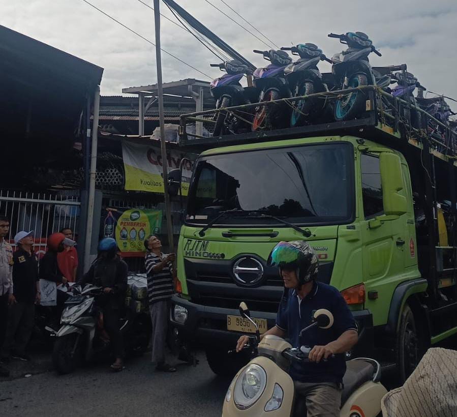 Bhabinkamtibmas Kelurahan Sukamulya Turun Tangan Atasi Kemacetan di Jalan Padat Karya