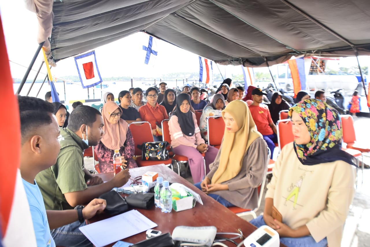 Satgas Trisila-25 TNI AL Bersama Pemda Morotai Gelar Bakti Kesehatan Gratis Di Atas KRI Teluk Wondama-527