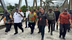 Wujud Sinergitas, TNI–Polri Laksanakan Pengamanan dan Pengawalan Kunjungan Pejabat Pemerintah di Wilayah Terdampak Konflik Sosial Maybrat