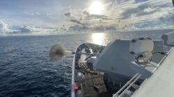 Tajamkan Naluri Tempur, KRI Kapak-625 Laksanakan Latihan Penembakan Meriam di Laut Maluku