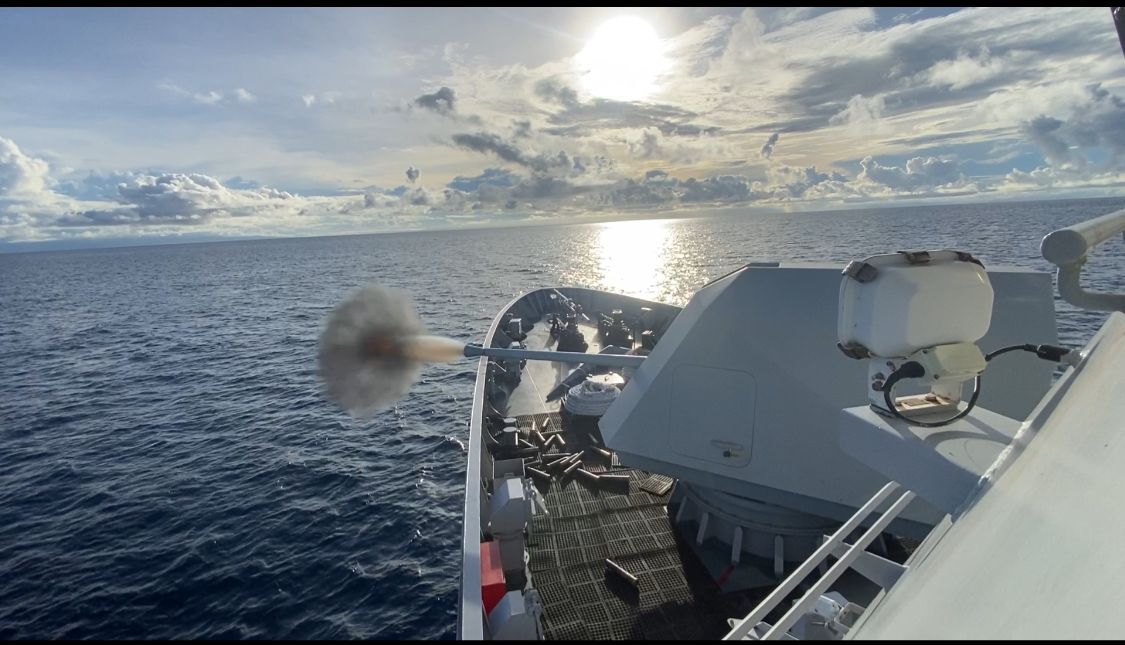 Tajamkan Naluri Tempur, KRI Kapak-625 Laksanakan Latihan Penembakan Meriam di Laut Maluku