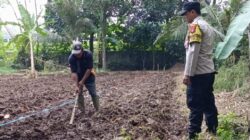Bhabinkamtibmas Pasir Jaya Ajak Warga Manfaatkan Lahan Kosong untuk Pertanian